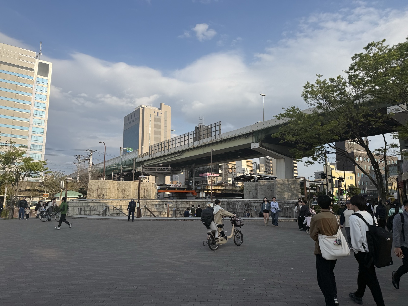 Approach from Osakajokoen Station to the castle